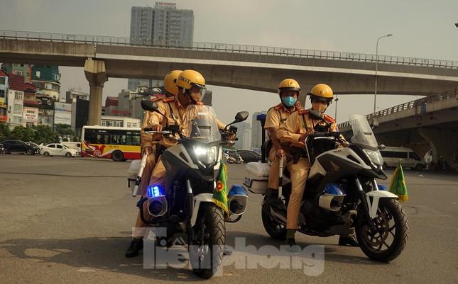 Tổ công tác di chuyển bằng mô tô từ ngã tư Mai Dịch lên Vành đai 3 trên cao để phân luồng hướng dẫn các phương tiện di chuyển.