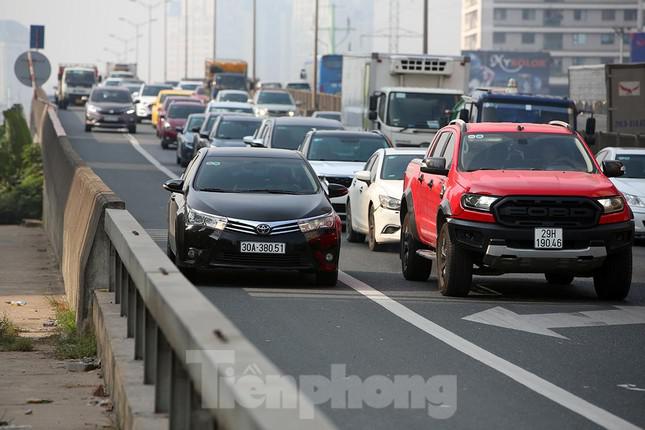 Các phương tiện di chuyển rất chậm, một số xe 'nóng ruột' đã di chuyển vào làn dừng khẩn cấp. Tại các lối lên, xuống đường Vành đai 3 trên cao giao cắt với đường Phạm Hùng, Khuất Duy Tiến, Nguyễn Xiển…cũng xảy ra tình trạng ùn tắc tương tự.