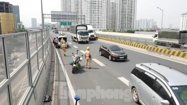 Trước đó, Cục CSGT phối hợp với Công an TP Hà Nội tăng cường tuần tra kiểm soát lưu động thí điểm 1 tháng trên tuyến đường Vành đai 3, sử dụng phương tiện kỹ thuật ghi nhận các lỗi vi phạm nhất là điều khiển phương tiện vào làn khẩn cấp, sử dụng xe mô tô cơ động di chuyển dọc tuyến để phát hiện và kịp thời giải quyết các điểm nút gây ùn tắc cả trên cao và các điểm xuống đường dưới, phân luồng.