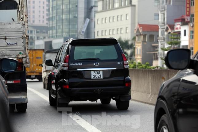 Hàng dài phương tiện nối đuôi nhau vào làn dừng xe khẩn cấp trong khi các phương tiện khác xếp hàng dài bên cạnh.