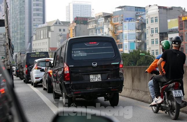 Xe máy cũng tranh thủ lên đường Vành đai 3 trên cao để "đi cho nhanh".