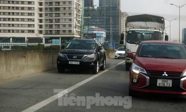 Tuy nhiên, ngay sau khi tổ công tác đi qua, các phương tiện lại tràn vào làn dừng xe khẩn cấp, gây ra cảnh hỗn loạn giao thông.