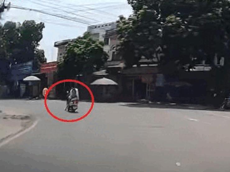 Clip: Vào cua “bá đạo”, lái xe máy gặp nạn ngay chỗ bán vòng hoa