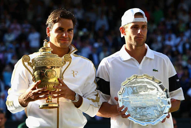 Roger Federer (trái) đã khiến nhiều tay vợt tuyệt vời không thể có được sự nghiệp trọn vẹn