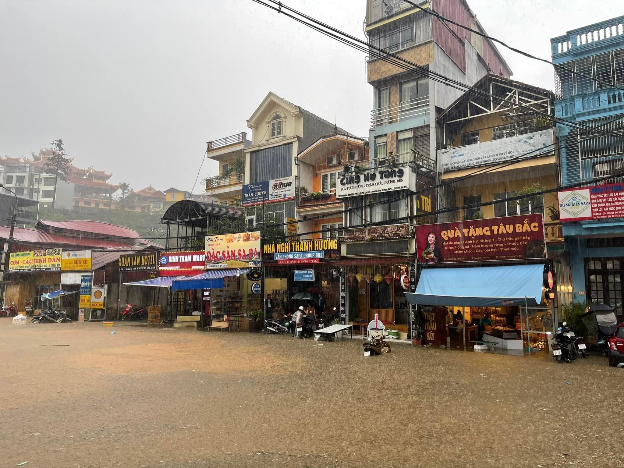 Mưa lớn khiến nhiều tuyến đường ở thị xã Sa Pa bị ngập cục bộ - Ảnh: Lào Cai Online