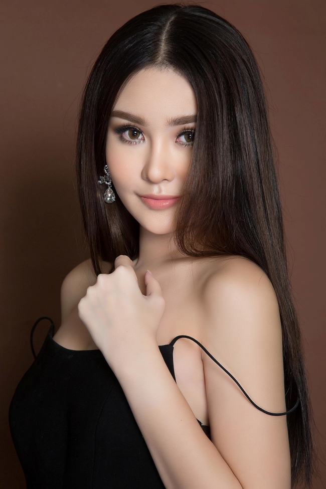 Cô từng đăng quang Hoa hậu Đại dương Việt Nam 2017 khi mới 22 tuổi. Tuy nhiên, thời điểm đó cô nhận về nhiều ý kiến trái chiều.
