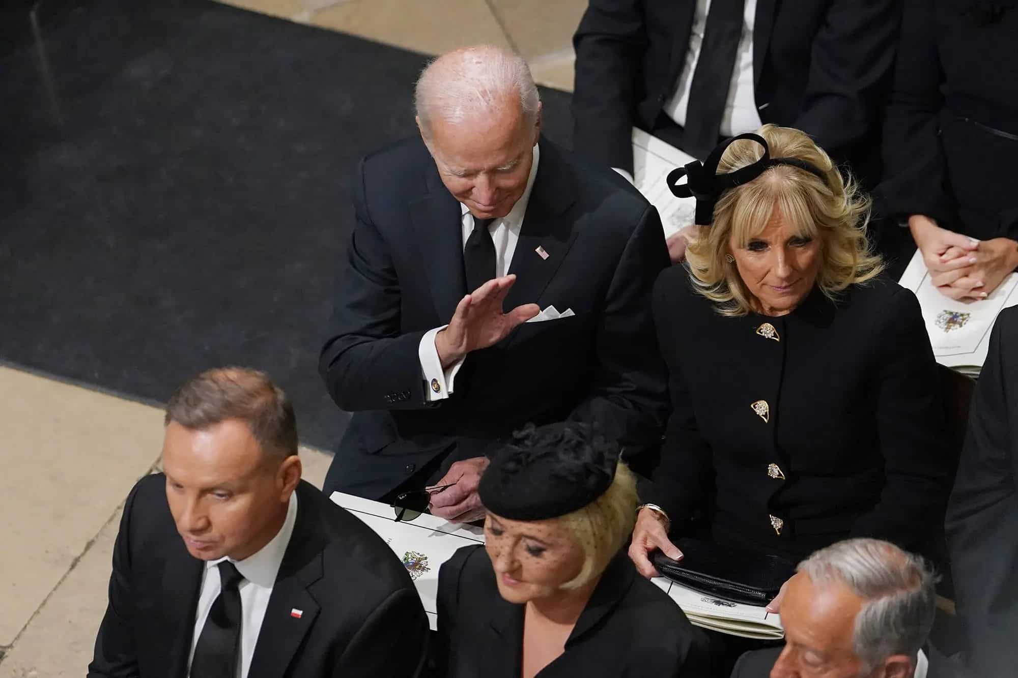 Ông Biden ngồi phía sau Tổng thống Ba Lan. Ảnh: Getty