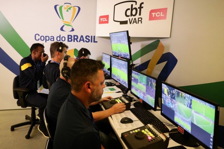 Cách đây không lâu, liên đoàn bóng đá Brazil cũng công bố chi phí để vận hành VAR vào khoảng 6,2 triệu USD/mùa và các CLB phải chịu khoản này. Tuy nhiên, ngay lập tức các câu lạc bộ đã lên tiếng phản đối do tốn kém.
