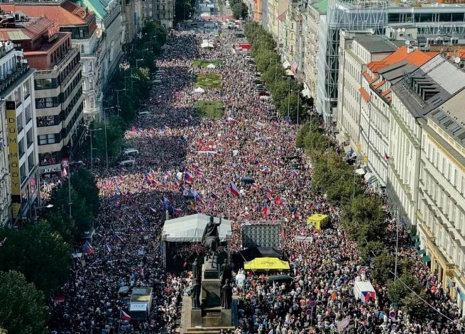 Hơn 70.000 người biểu tình tại thủ đô Praha (CH Czech) vào đầu tháng 9 phản đối chính phủ để lạm phát và giá nhiên liệu leo thang. Ảnh: AL MAYADEEN