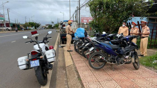 Những xe mô tô do phượt thủ vi phạm được đưa đi tạm giữ để xử lý