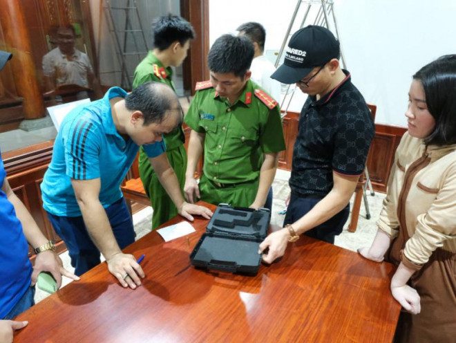 Cơ quan chức năng khám nghiệm khẩu súng Chủ tịch Hội doanh nghiệp Hương Khê sử dụng