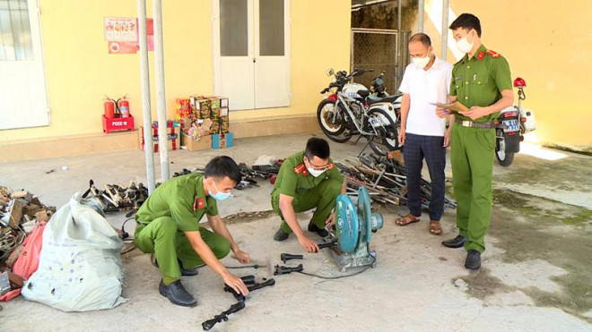 Công an Hà Tĩnh tiêu hủy súng, vật liệu nổ thu hồi được trong nhân dân