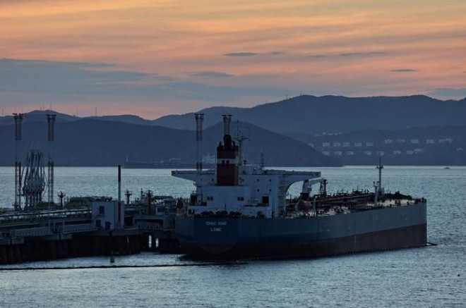Tàu chở dầu Chao Xing tại bến dầu thô Kozmino gần thành phố cảng Nakhodka - Nga hôm 12-8 Ảnh: REUTERS