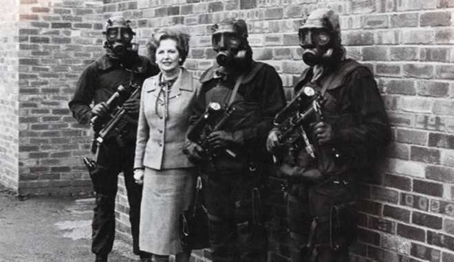 Thủ tướng Anh&nbsp;Margaret Thatcher&nbsp;chụp hình cùng các thành viên đặc nhiệm SAS sau cuộc đột kích.