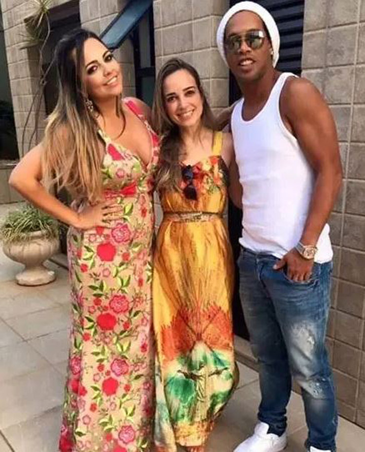 Ronaldinho từng dính chuyện tình tay ba với hai phụ nữ