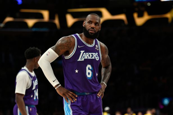 Lebron James (bóng rổ). Cầu thủ 37 tuổi người Mỹ đang là biểu tượng sống của Los Angeles Lakers, James đã có một sự nghiệp xuất sắc, anh đã giành được 4 chức vô địch NBA và 2 HCV Olympic. Anh cũng 4 lần được vinh danh là cầu thủ giá trị nhất NBA. James, 37 tuổi, đang ở mùa giải NBA thứ 19 và anh vẫn là cầu thủ quan trọng nhất của Lakers.&nbsp;