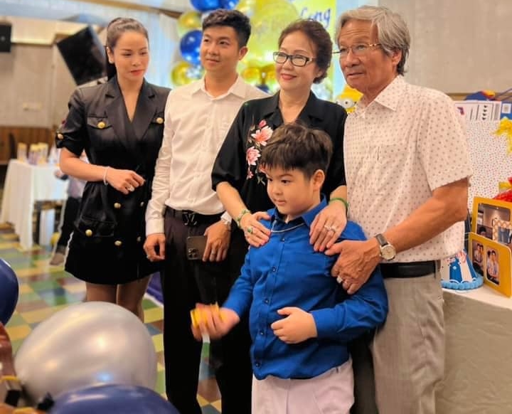 Nhật Kim Anh cùng gia đình chồng cũ trong tiệc mừng sinh nhật con trai