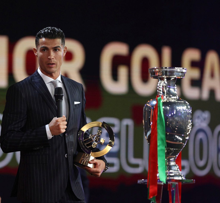Siêu sao Cristiano Ronaldo nhận giải thưởng đáng nhớ ở gala "Quinas de Ounas"