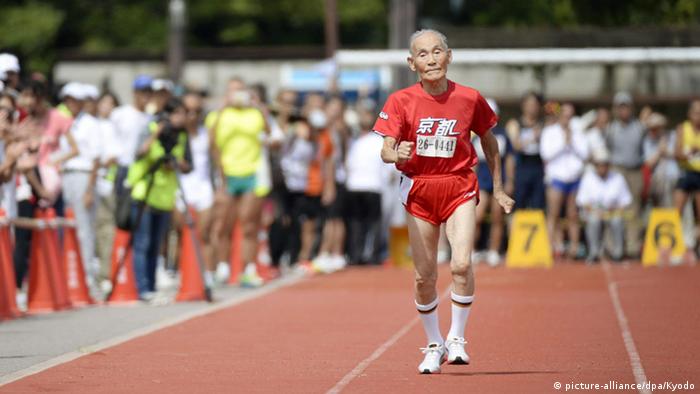 Hidekichi Miyazaki - cụ ông Nhật Bản lập kỷ lục Guinness Thế giới năm 2015 khi hoàn thành phần chạy 100 mét trong 42,22 giây. Ảnh: Kyodo