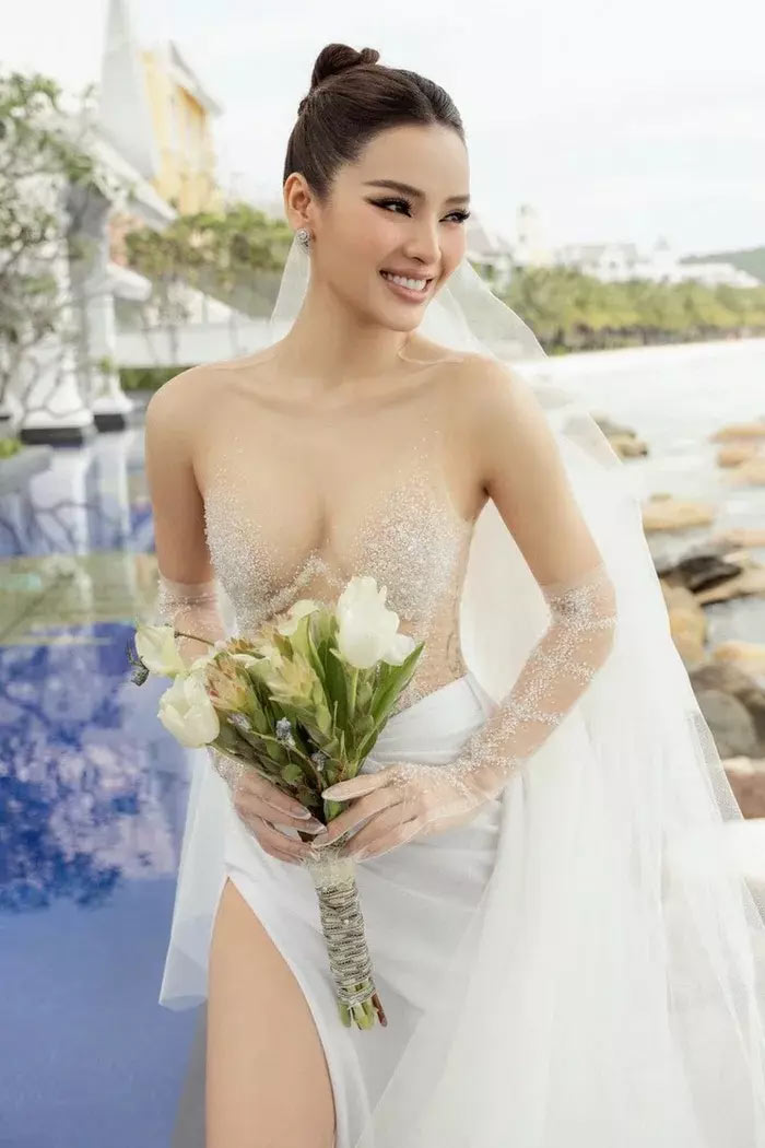 Vốn là cô nàng gợi cảm, Phương Trinh Jolie cũng từng chọn chiếc váy xuyên thấu mặc như không này cho ngày lễ trọng đại của mình.