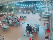 Ô tô - Clip: Nhầm chân ga, ô tô lùi thẳng vào hàng loạt xe máy dựng trước quán ăn