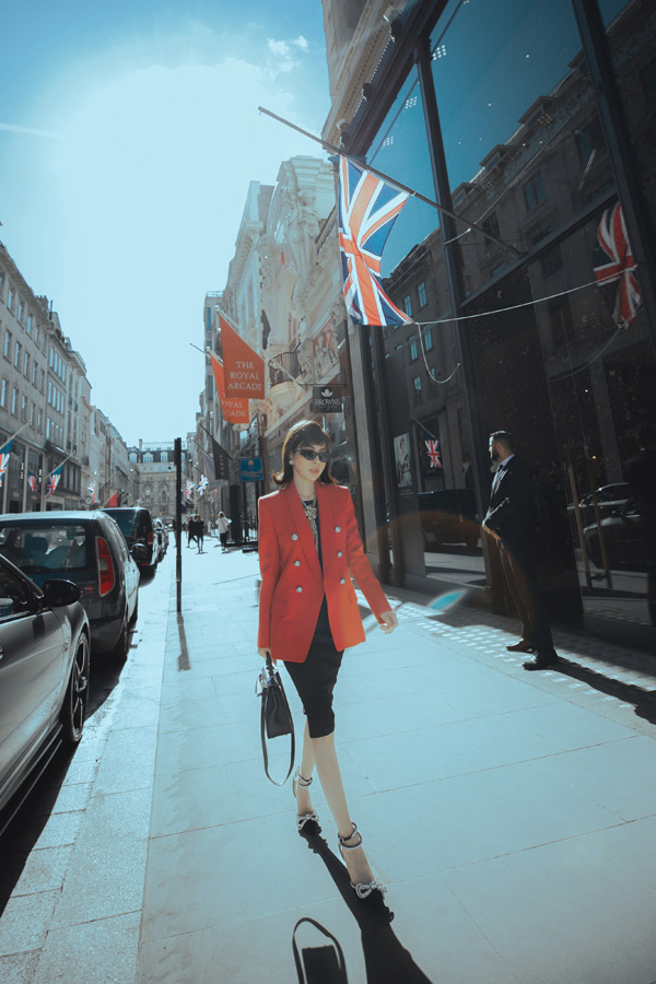 Tại London Fashion Week Spring Summer 2023, Hoàng Dung là người đẹp Việt duy nhất được nhiều nhà mốt gửi thư mời xem show ở vị trí khách mời VIP.