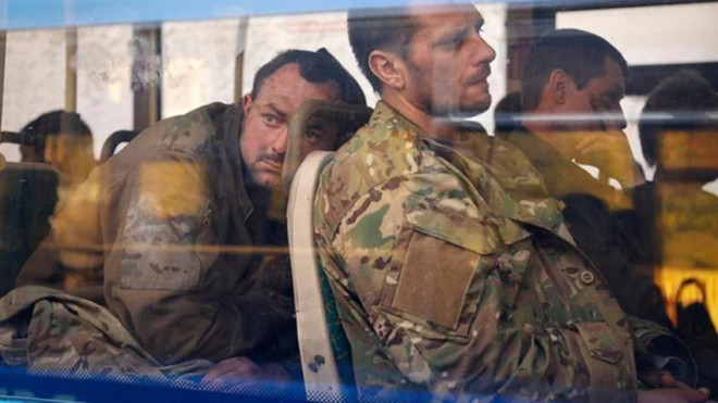 Các binh sĩ Ukraine ngồi trên xe bus sau khi họ được sơ tán khỏi nhà máy thép Azovstal ở TP Mariupol. Ảnh: AP