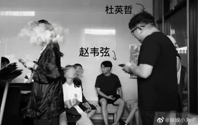 Triệu Vi Huyền (áo đen ngồi) và Đỗ Anh Triết tại trường đào tạo học viện thi vào Học viện Điện ảnh Bắc Kinh. Ảnh: Sina.