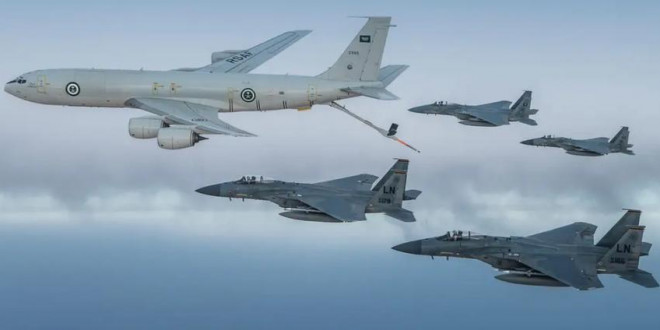 Một máy bay tiếp dầu K-3 và các máy bay F-15C của Không quân Hoàng gia Saudi Arabia bay cùng với các máy bay F-15C của Không quân Mỹ vào tháng 6-2019. Ảnh: RSAF