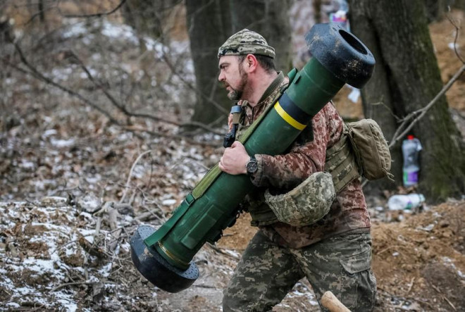 Lính Ukraine vác tên lửa chống tăng Javelin ở miền bắc tỉnh Kiev hồi tháng 3. Ảnh: REUTERS