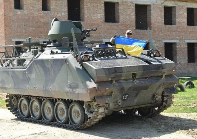 Lính Ukraine lái thiết giáp chở quân M113. Ảnh: UKRANIAN MILITARY CENTER