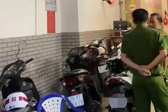 Công an ập vào hai tiệm massage, xông hơi trên địa bàn quận Tân Phú phát hiện nhiều đôi nam nữ đang mua bán dâm. Ảnh: CA