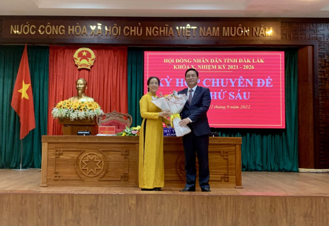 Ông Nguyễn Đình Trung, Bí thư Tỉnh ủy Đắk Lắk, tặng hoa chúc mừng tân Chủ tịch HĐND tỉnh. Ảnh B.N