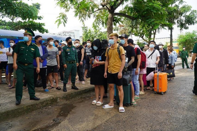 Công dân Việt Nam được hỗ trợ về nước ở Cửa khẩu Mộc Bài, Tây Ninh. Ảnh : TTXVN