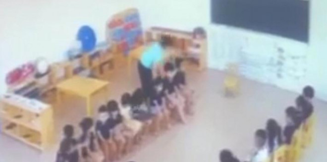 Hình ảnh cô giáo mầm non ở Thái Bình dùng gai bưởi đâm học sinh đang gây xôn xao dư luận. Ảnh cắt từ clip.