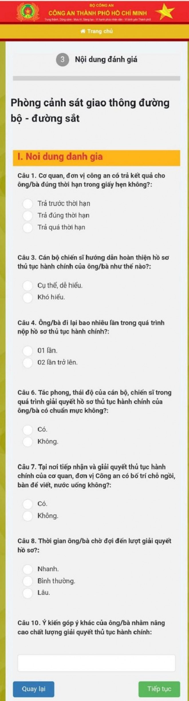 Người dân thực hiện trả lời 7 câu hỏi để đánh giá sự hài lòng. Ảnh: HK