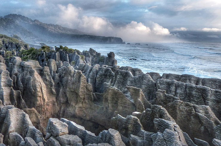 Pancake Rocks, New Zealand: Những khối đá giống như bánh kếp này được hình thành bởi hàng nghìn lớp đá sa thạch và đá vôi tích tụ dưới đáy đại dương. Nếu có dịp tới New Zealand, bạn hãy nhớ ghé qua địa điểm này.


