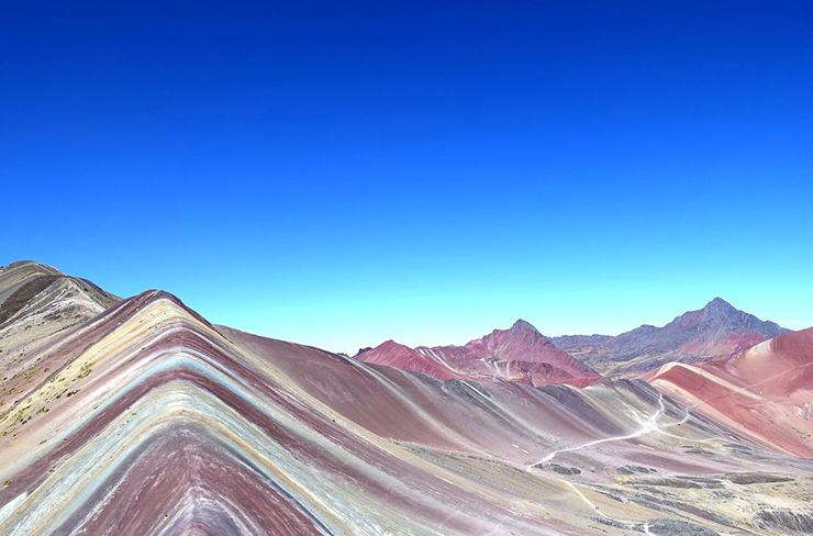 Montaña de Siete Colores, Peru: Núi Cầu Vồng, còn được gọi là Vinicunca hoặc Montaña de Siete Colores là một đỉnh núi với những dải màu xanh lam nhạt, đỏ rực rỡ, xanh lục, hồng và vàng bao phủ khắp bề mặt. Quang cảnh từ đỉnh núi sẽ khiến bạn kinh ngạc và hiểu được&nbsp;tại sao nó lại nằm trong danh sách những địa điểm kỳ lạ nhất trên hành tinh.
