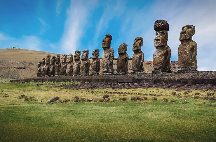 Moai, Chile: Trên hòn đảo được gọi là “Đảo phục sinh” này có vô số tảng đá lớn chạm khắc hình những cái đầu khổng lồ nằm rải rác trên bãi biển. Chúng được tạo ra bởi nền văn minh Rapa Nui vào thiên niên kỷ đầu tiên sau Công nguyên.
