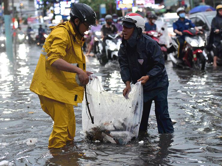 TP.HCM: Đường ngập sâu, kẹt xe không lối thoát sau trận mưa như trút nước