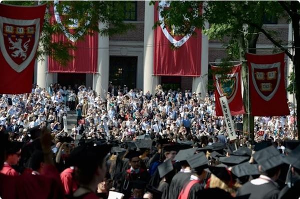 Nói chung, đã là sinh viên Harvard thì dù không cố học thêm tiếng Anh nữa cũng đã giỏi hơn nhiều người rồi. Ảnh: Paul Marotta/ AFP/ Getty.