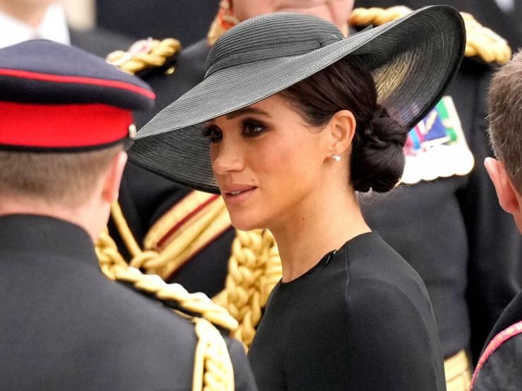 Meghan Markle ám chỉ điều gì qua trang phục tại đám tang nữ hoàng Anh