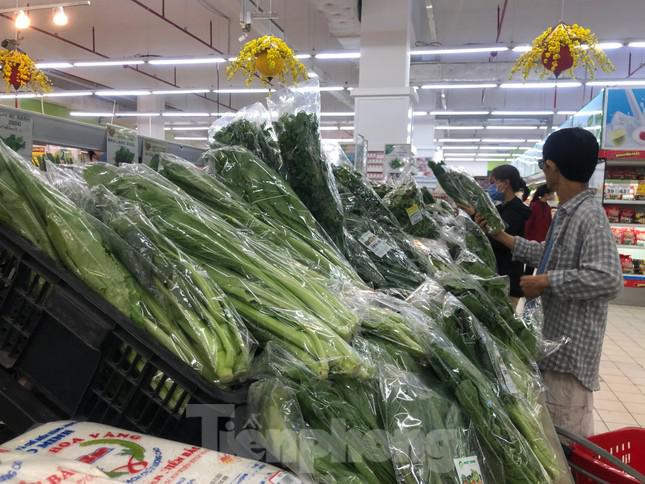 Người tiêu dùng mua rau tại siêu thị (Ảnh minh họa).