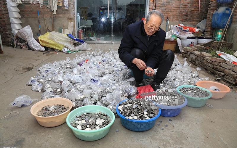 Cụ ông qua đời để lại cả tủ tiền, con cháu ngồi hì hục đếm khiến dân mạng xôn xao - 5