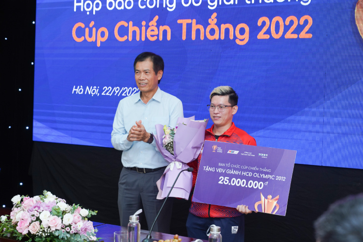 Trong khuôn khổ buổi lễ sáng 22/9, ông Trần Đức Phấn đại diện Ban Tổ chức trao phần thưởng 25 triệu đồng cho VĐV Trần Lê Quốc Toàn, người được truy lĩnh tấm HCĐ Olympic 2012 vào năm 2021. Ảnh BTC
