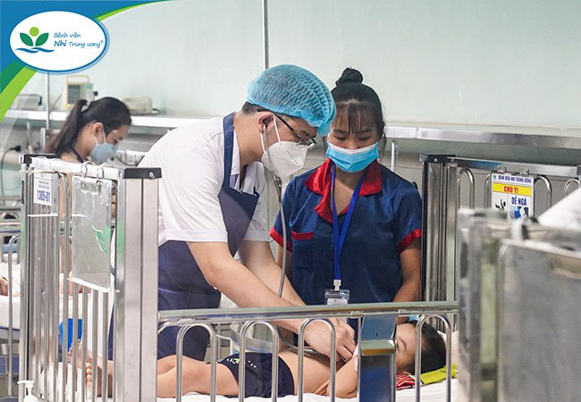 Bệnh nhi nhiễm Adenovirus đang được điều trị tại Trung tâm Hô hấp, Bệnh viện Nhi Trung ương.