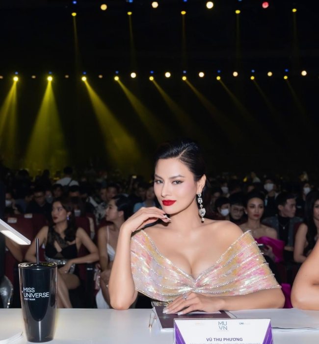 Trong đêm bán kết “Hoa hậu Hoàn vũ Việt Nam 2022”, Vũ Thu Phương gây chú ý vì thiết kế váy trễ vai tôn lên vòng 1 phồn thực.

