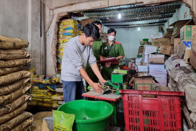 Cơ quan Công an kiểm tra tại cơ sở của ông Quang.