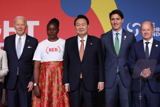 Tổng thống Hàn Quốc Yoon Suk-yeol (giữa) chụp ảnh tại một sự kiện của Quỹ Thế giới ở TP New York - Mỹ hôm 22-9. Ảnh: EPA