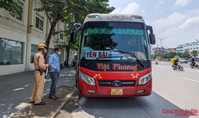 Cùng lúc này, bộ đàm tiếp tục vang lên thông báo về trường hợp vi phạm khác vừa được tổ công tác ghi nhận. Xe khách BKS: 21B-007.XX của nhà xe Việt Phương do tài xế Trần D. (SN 1982) điều khiển liên tục “tạt đầu” các phương tiện để đón khách trên đường Phạm Văn Đồng khiến nhiều người tham gia giao thông phải phanh gấp né tránh.